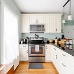 Bright Spacious Apartment - 2 Bedroom 2 Ba