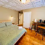 Simple & Convenient Downtown Living