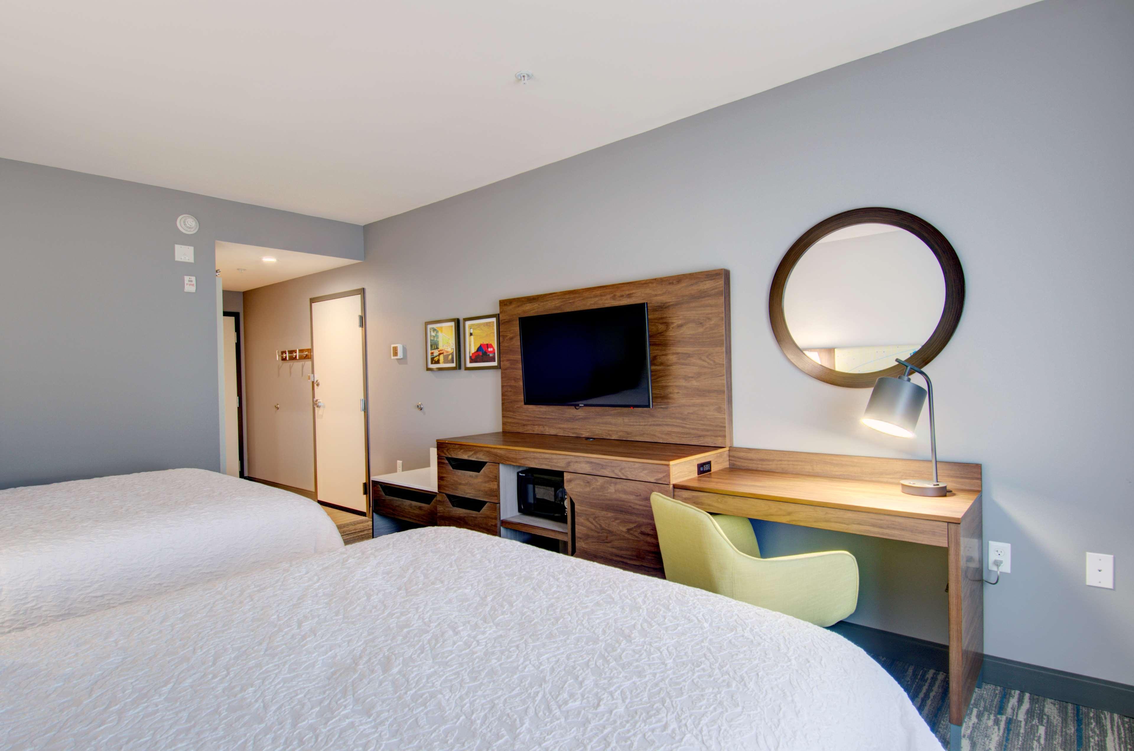 Hotel Hampton & West