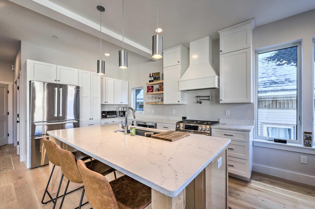 Spacious Walk Downtown!