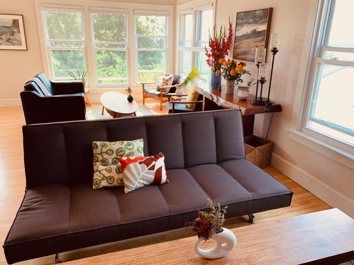 62 Views Apartment
