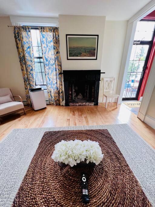 Apartment Historic Corner With Patio & Off Street Parking Portland