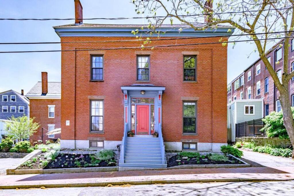Historic Corner With Patio & Off Street Parking Apartment