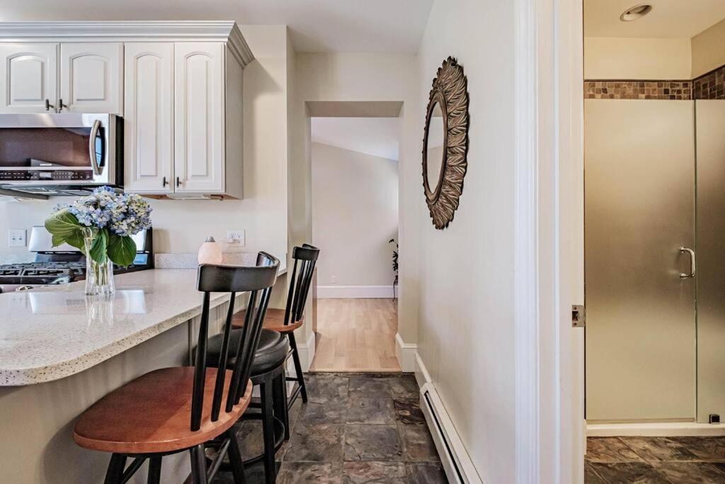 Apartment Historic Corner With Patio & Off Street Parking