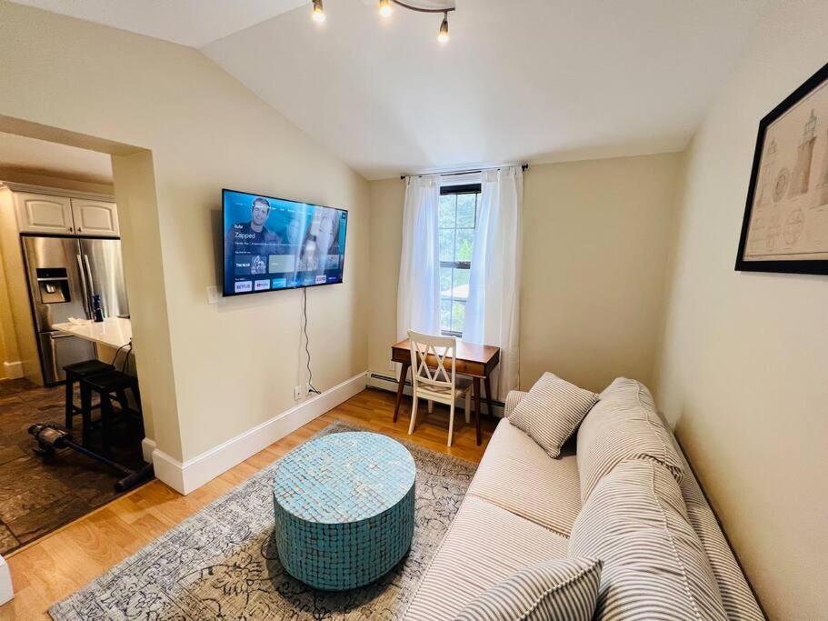 Apartment Historic Corner With Patio & Off Street Parking