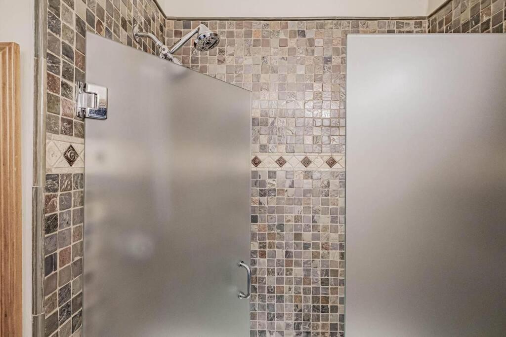 Historic Corner With Patio & Off Street Parking Apartment *
