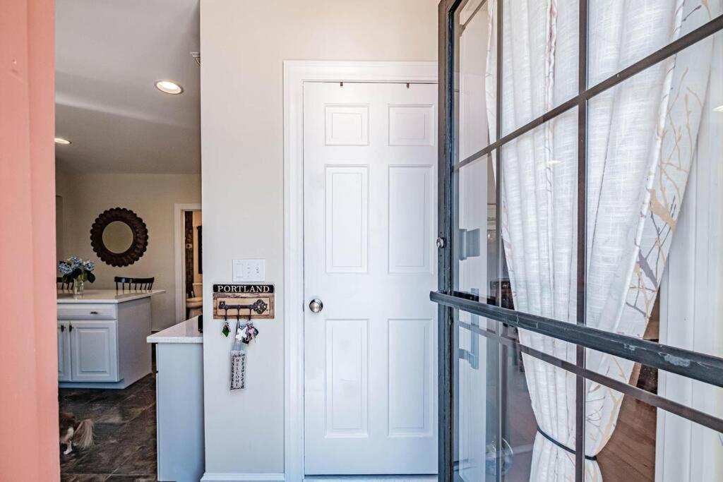 Apartment Historic Corner With Patio & Off Street Parking