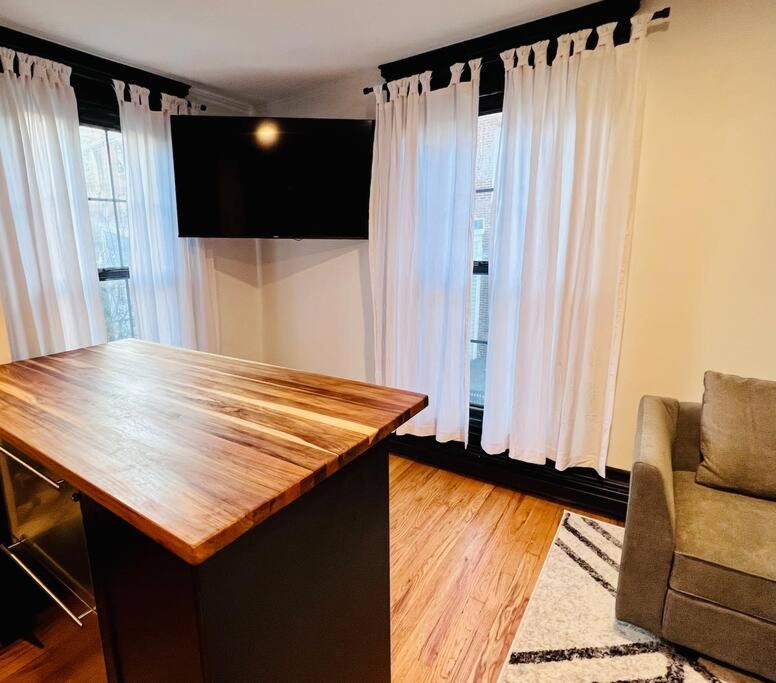 Apartment Romantic West End With Parking