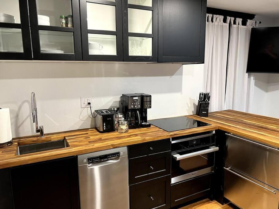 Host Your Group - West End Sea Captain Apartment Portland