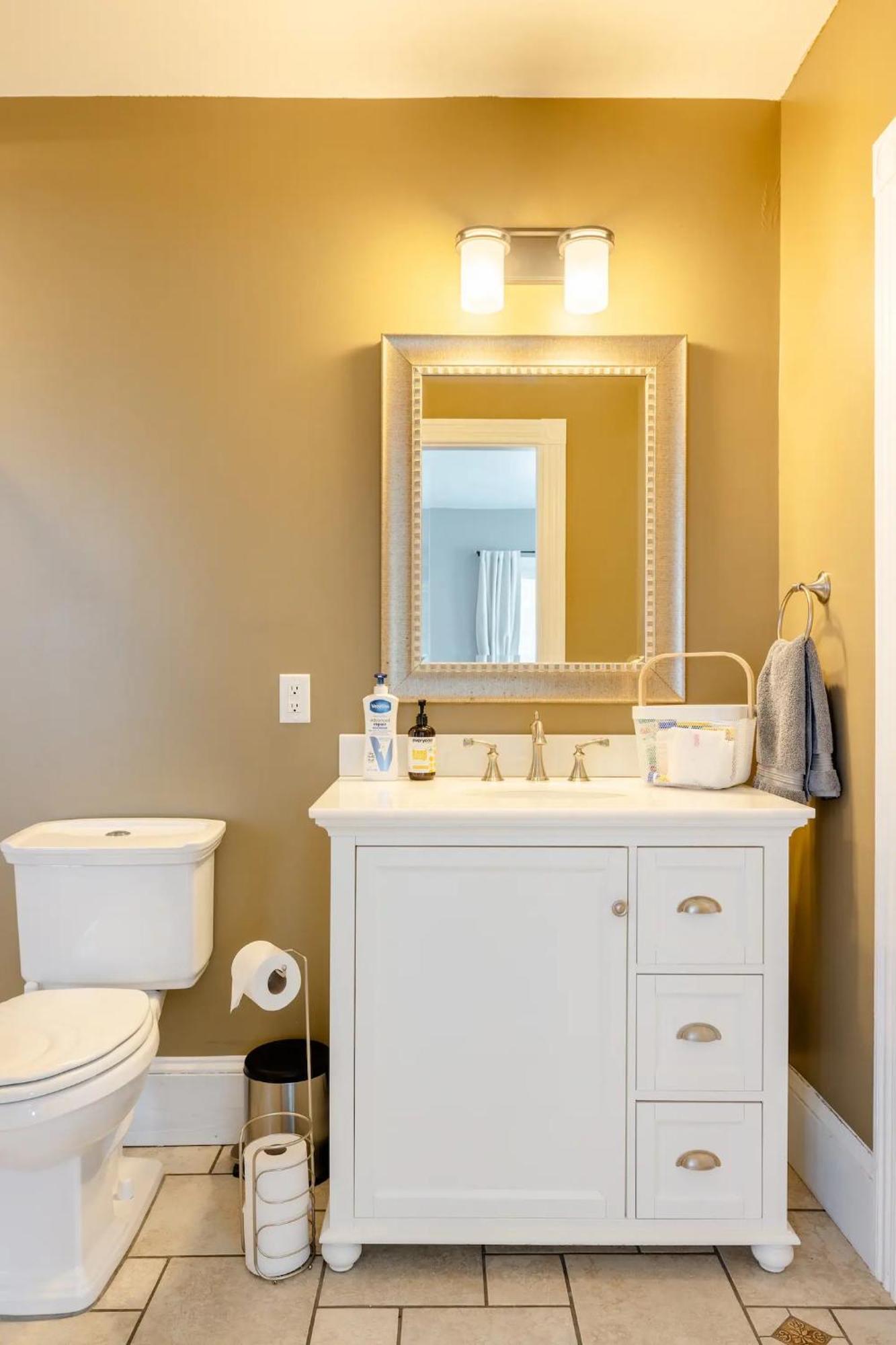 Bright Spacious - 2 Bedroom 2 Ba