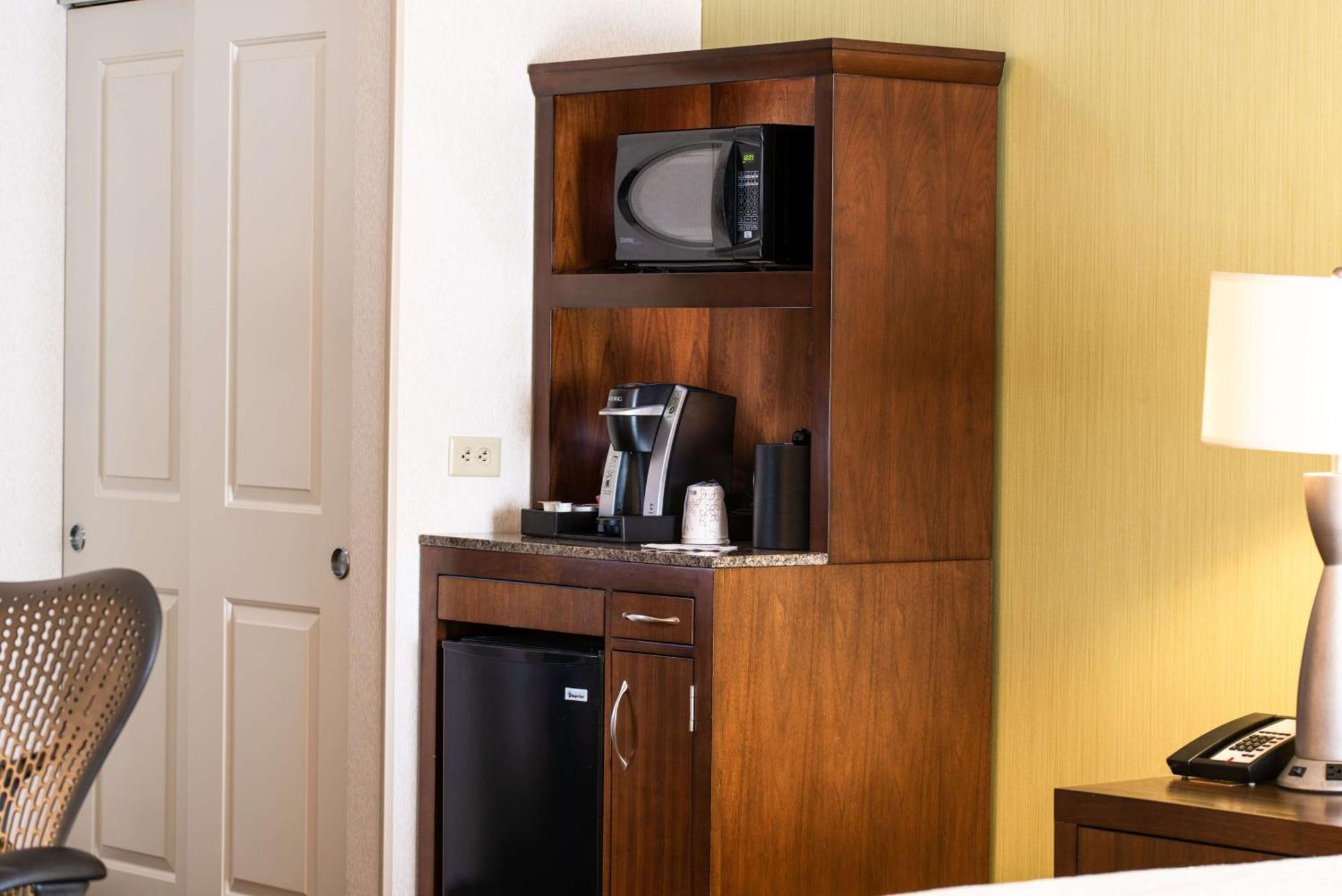 Hilton Garden Airport 3*