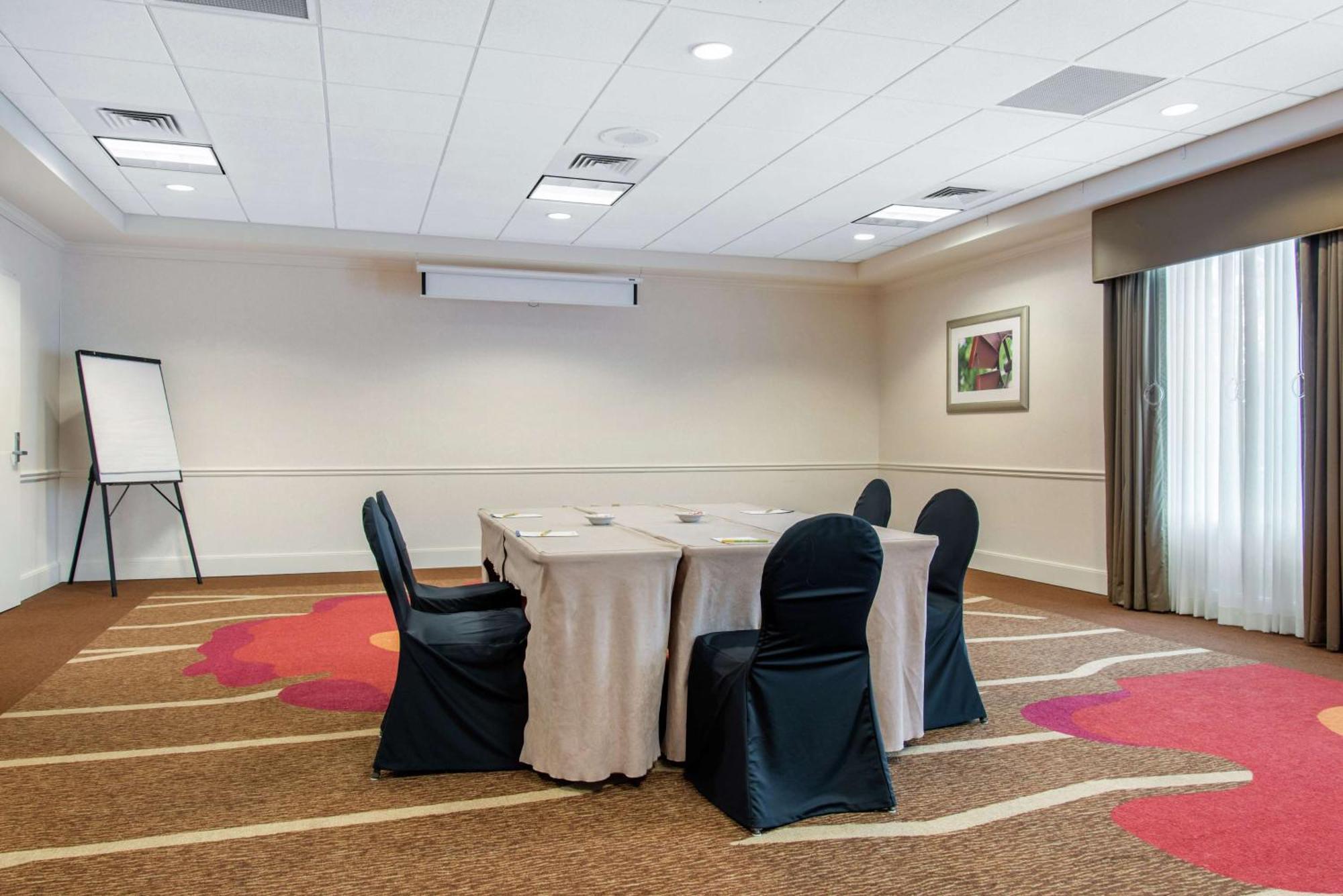 Hilton Garden Airport Hotel 3*