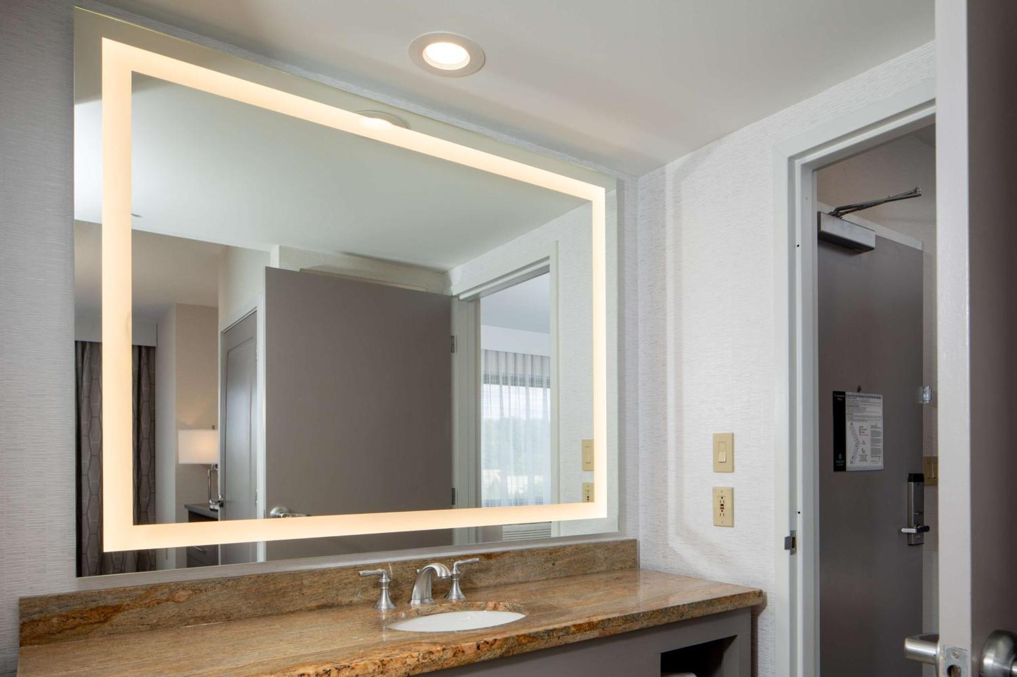 Hotel Embassy By Hilton Maine 4*
