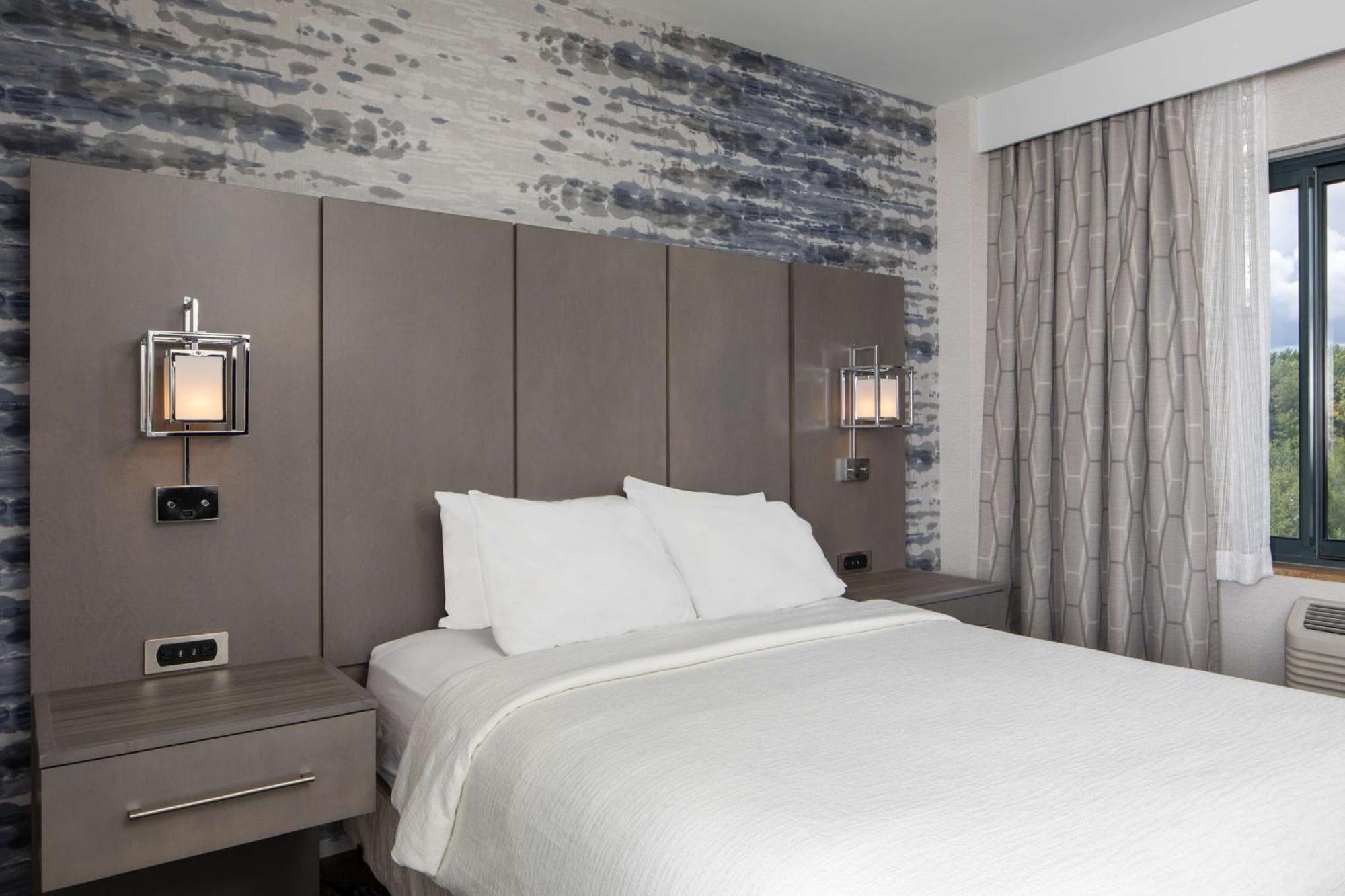Hotel Embassy By Hilton Maine
