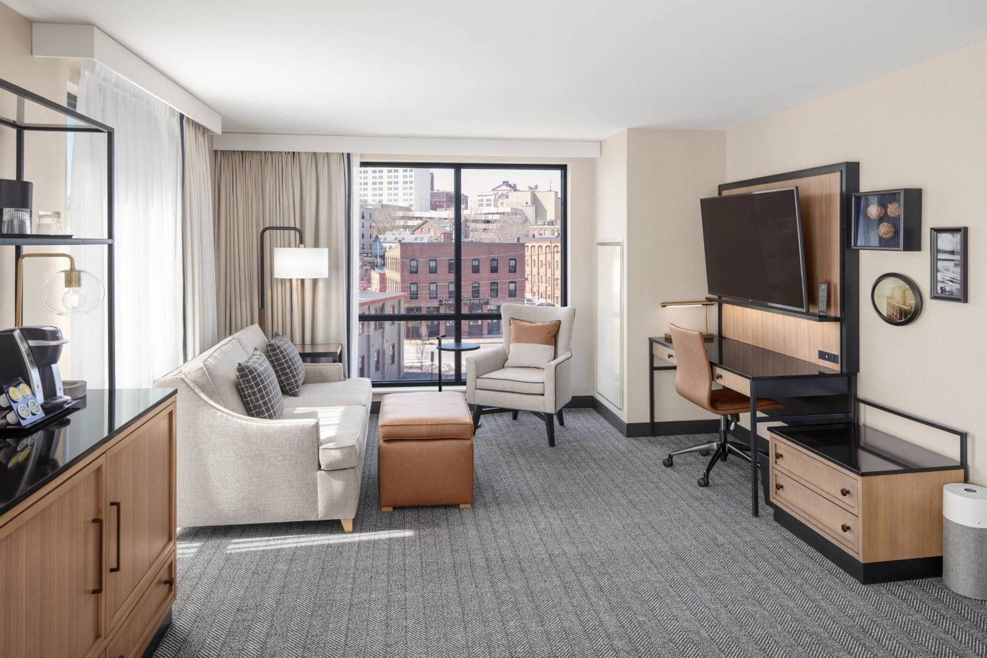 Courtyard By Marriott Downtown/waterfront Hotel