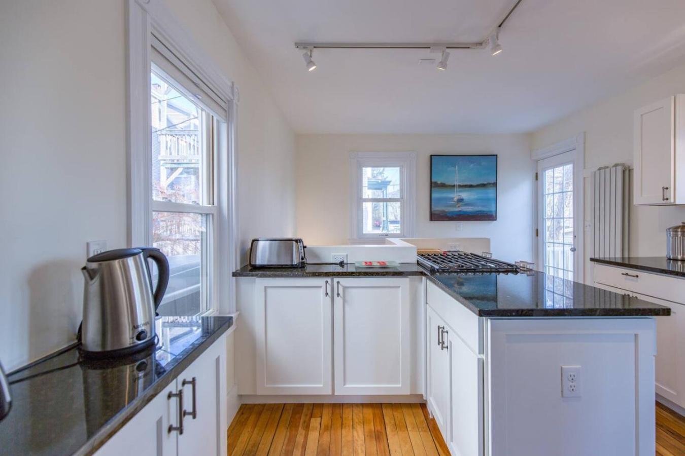 Country house A Peaceful Oasis On Munjoy Hill - 4br2ba House & Parking