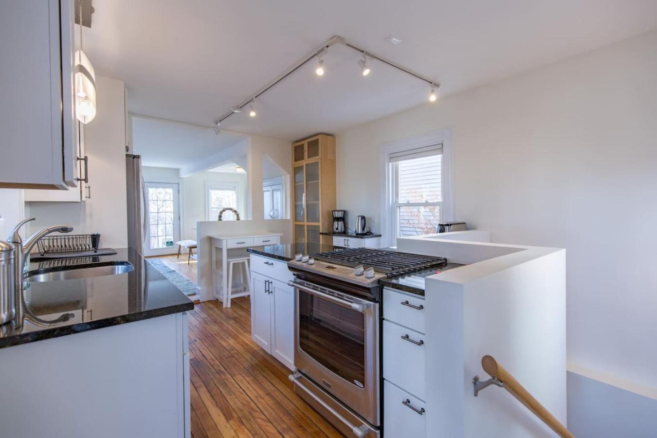 A Peaceful Oasis On Munjoy Hill - 4br2ba House & Parking Country house *