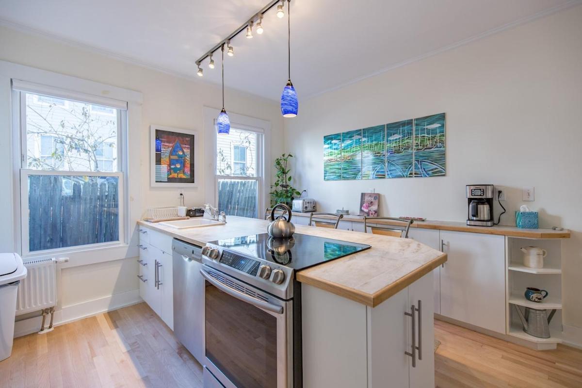 Peaceful Oasis On Munjoy Hill 1st Flr 3br Parking Apartment Portland
