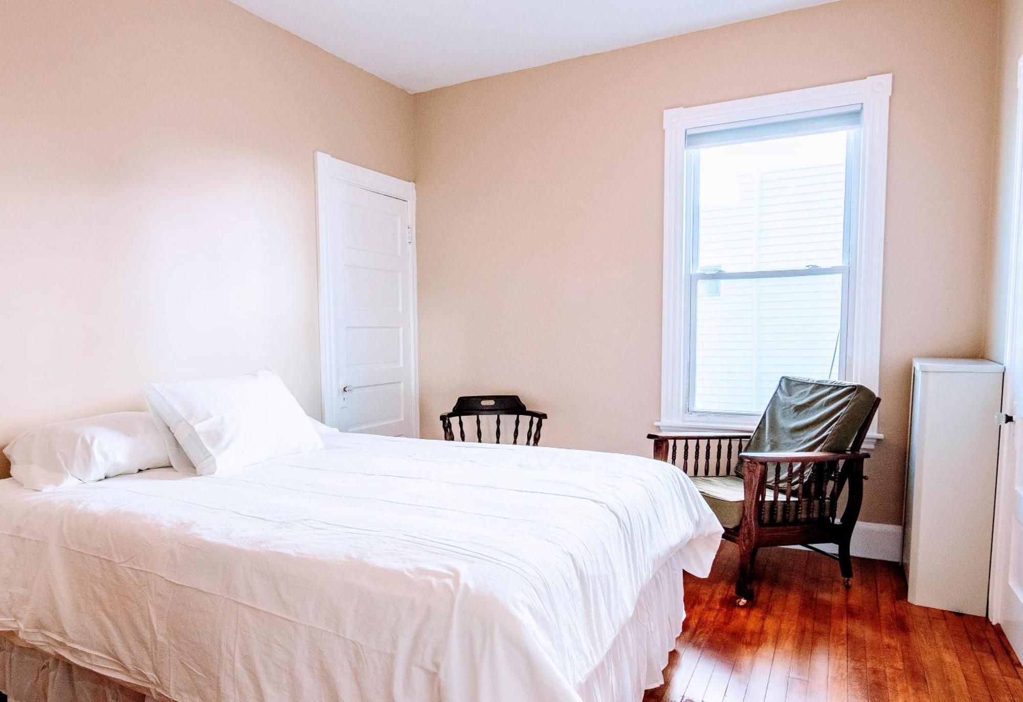 Spotless Victorian On William Apartment