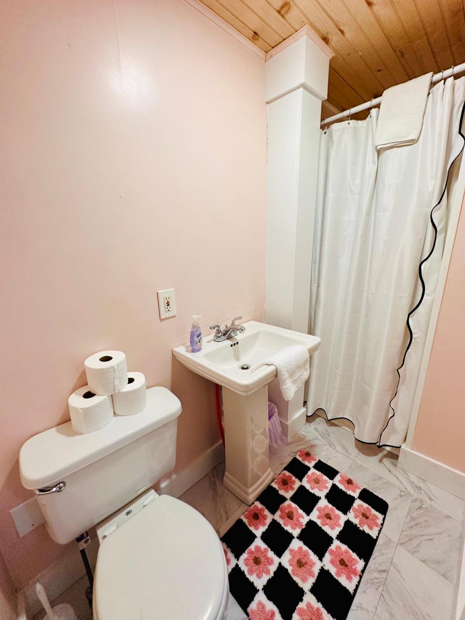 Apartment Simple & Convenient Downtown Living
