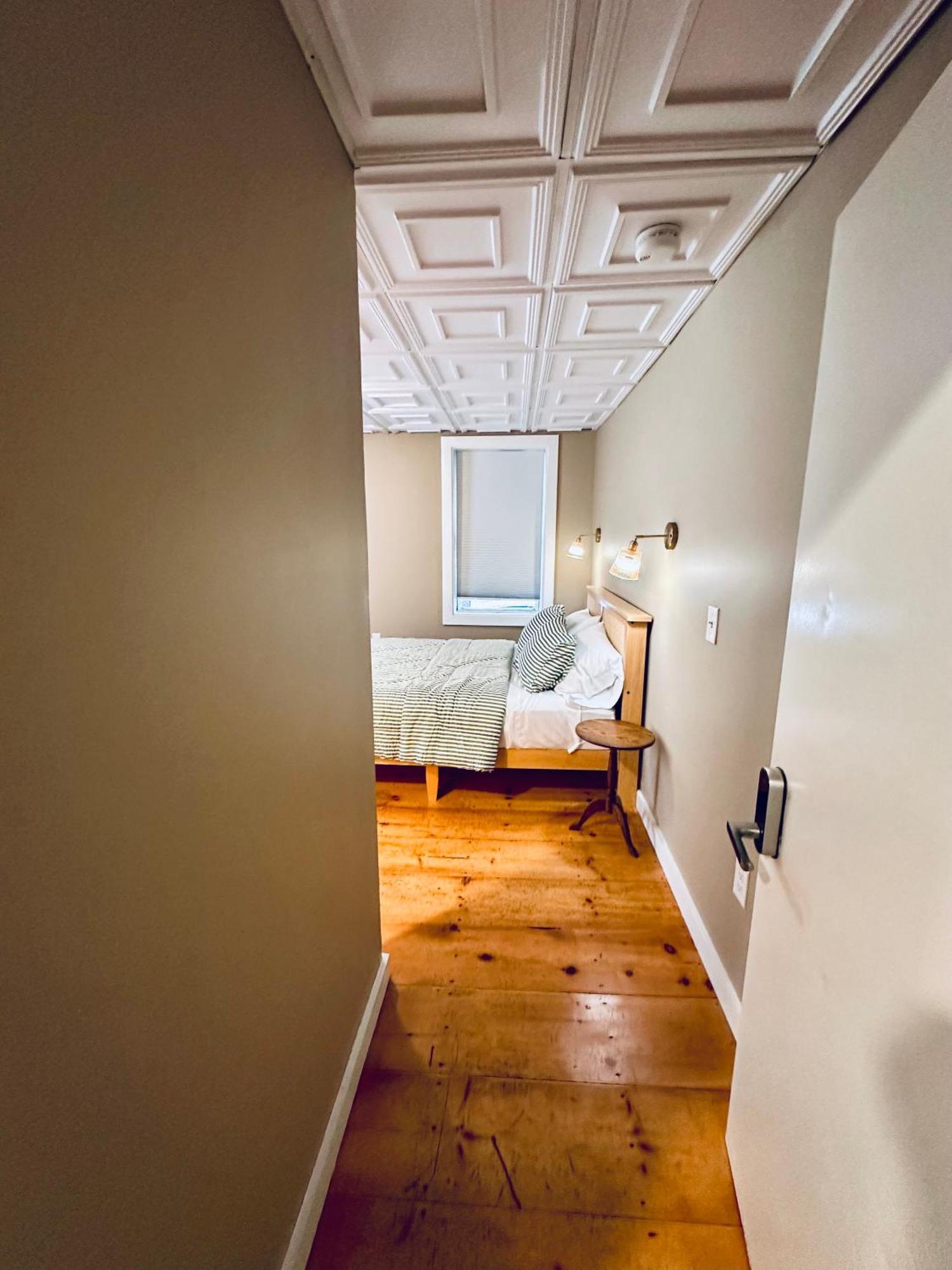 Apartment Simple & Convenient Downtown Living *