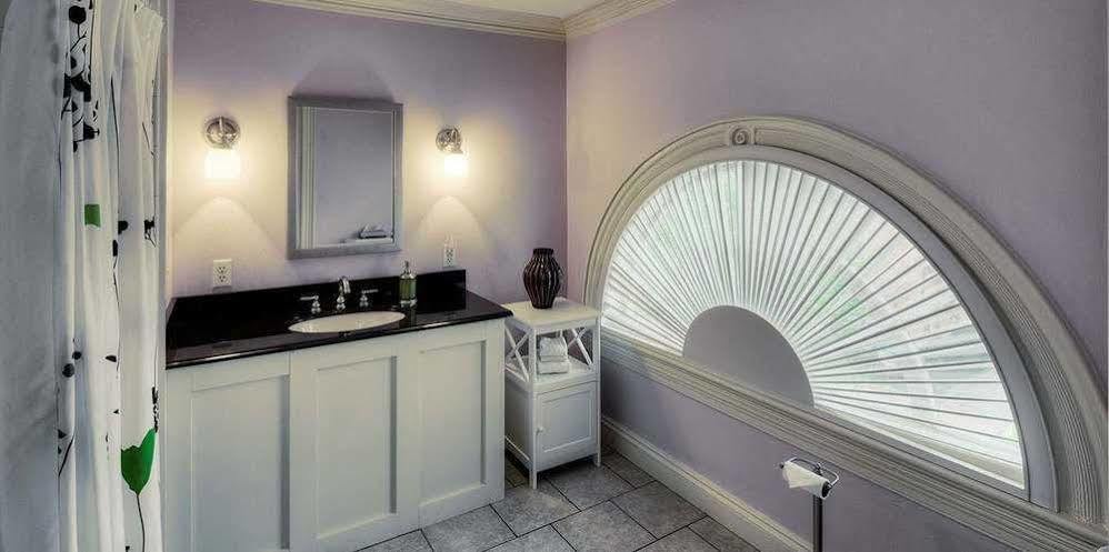 Blind Tiger - Danforth Street Inn 4*