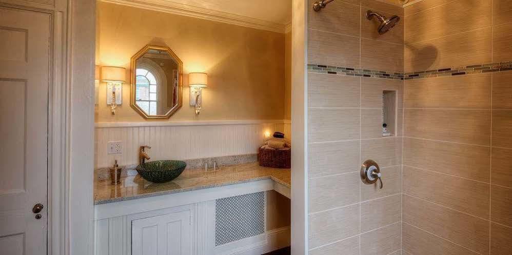 Blind Tiger - Danforth Street Inn 4*