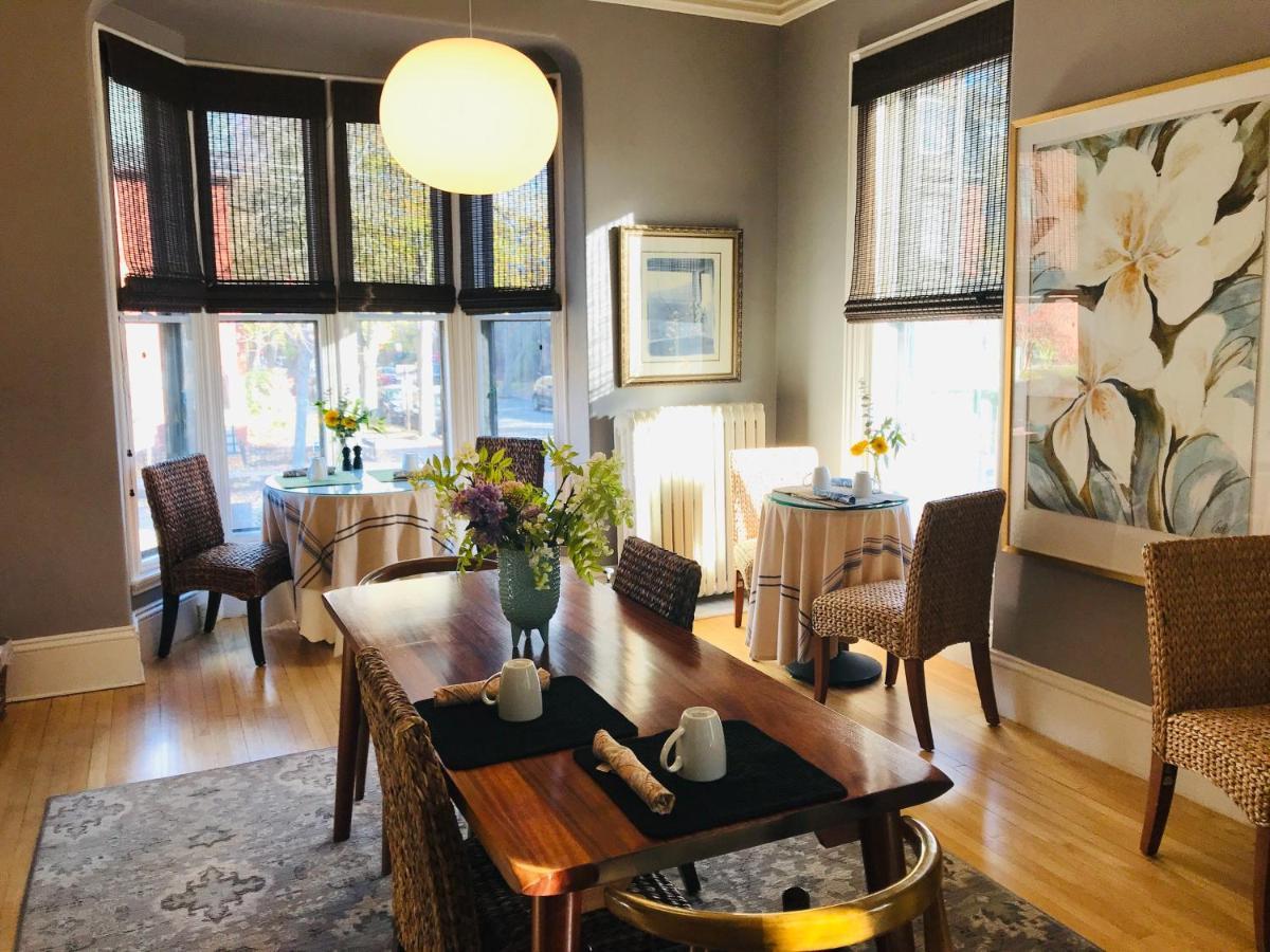 Bed & Breakfast West End 3*