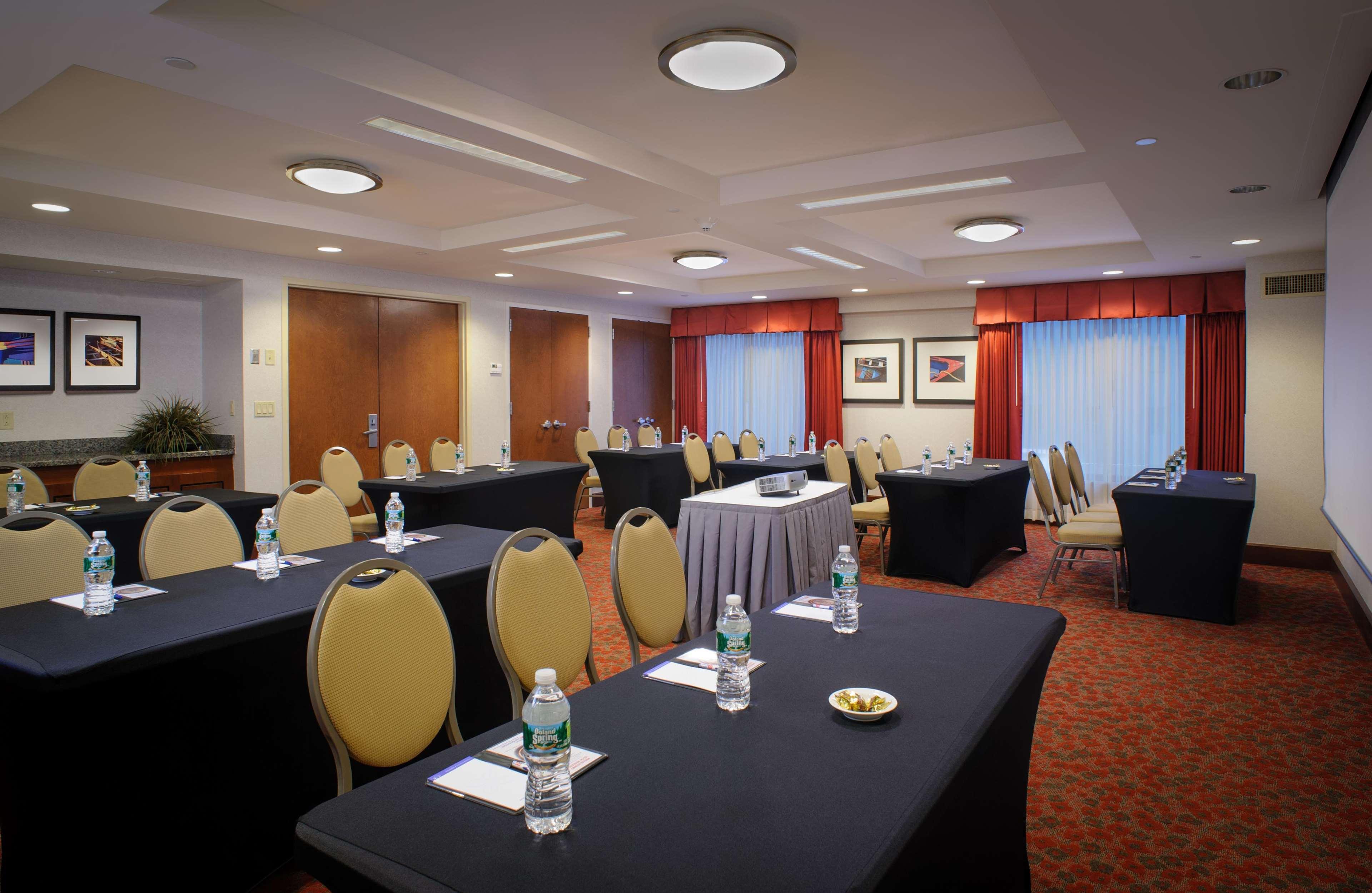 Hilton Garden Downtown Waterfront Hotel 3*