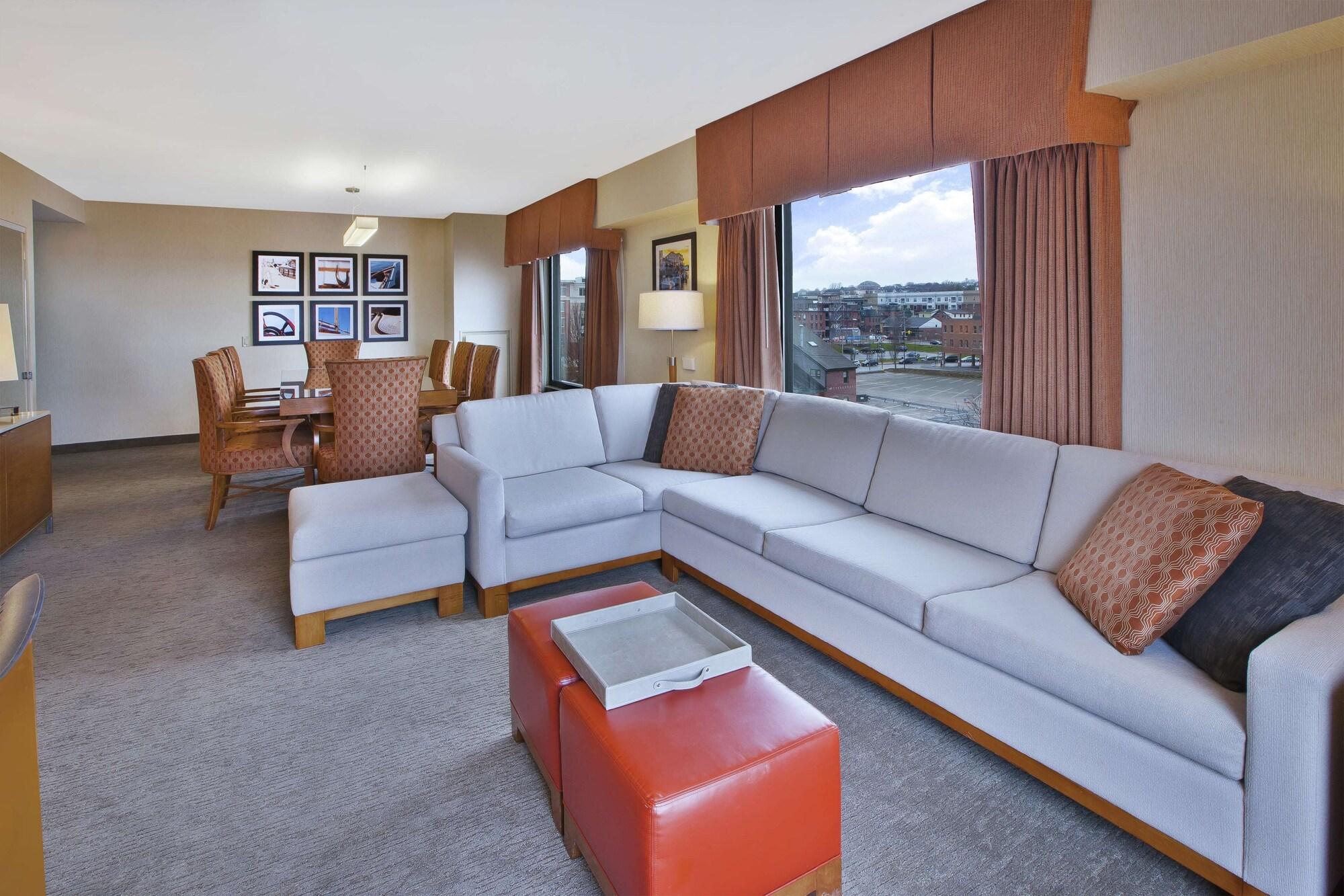 Hilton Garden Downtown Waterfront Hotel