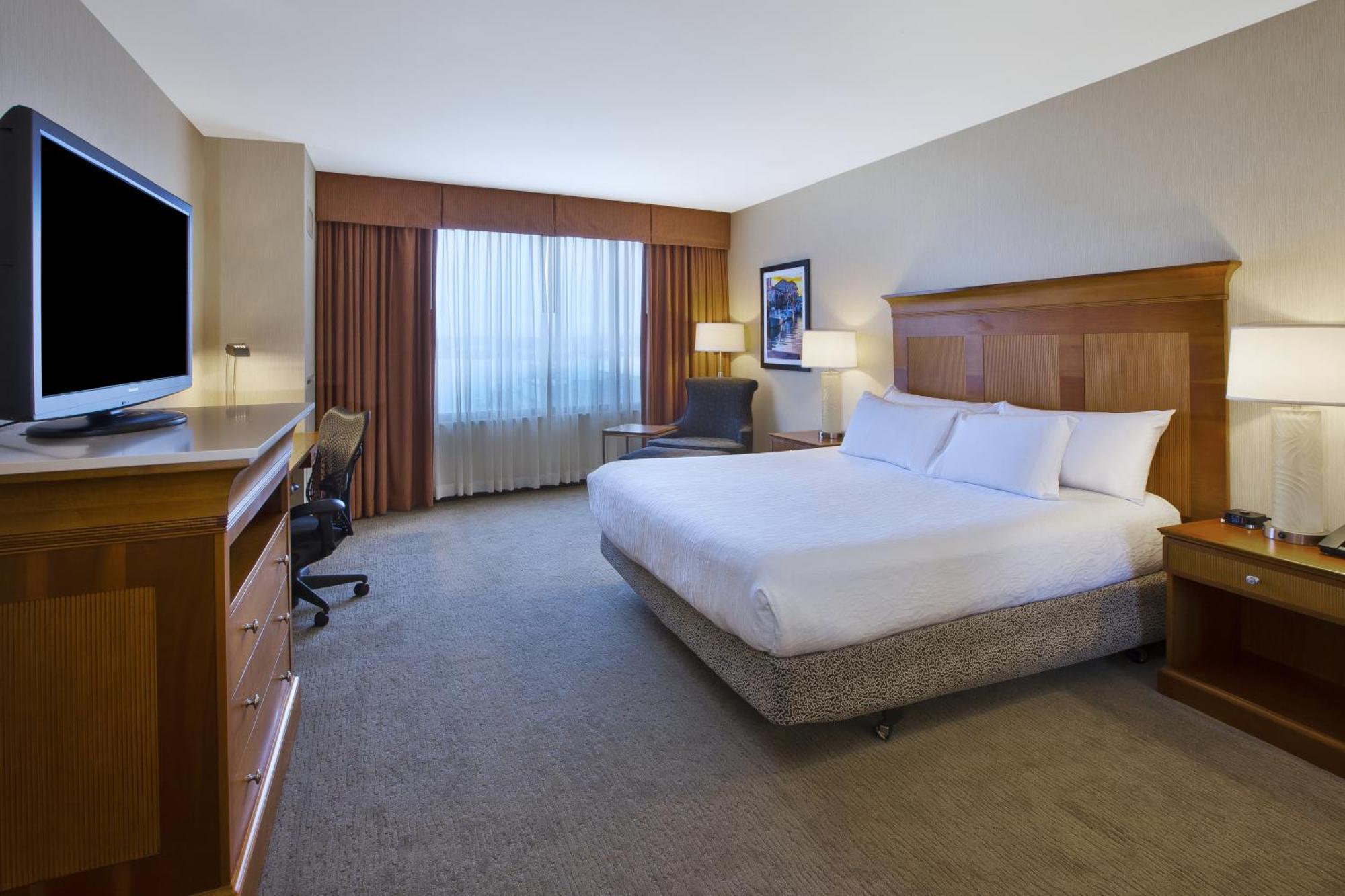 Hilton Garden Downtown Waterfront 3*