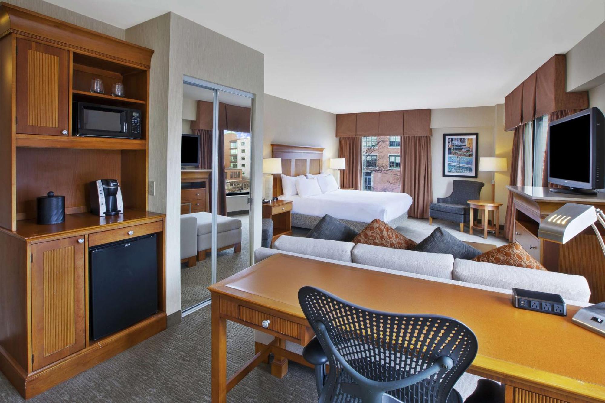 Hilton Garden Downtown Waterfront 3*