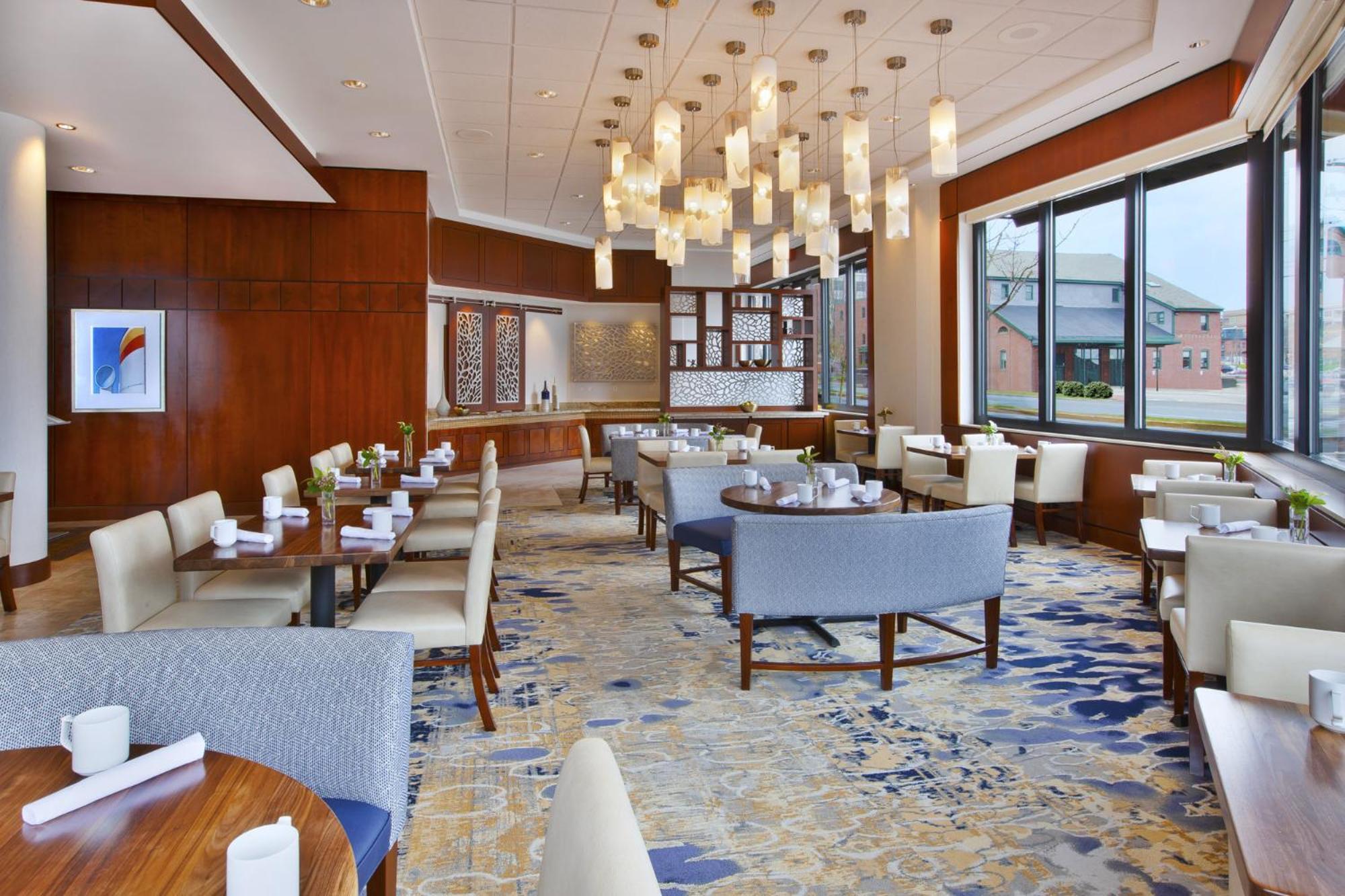 Hilton Garden Downtown Waterfront Hotel 3*