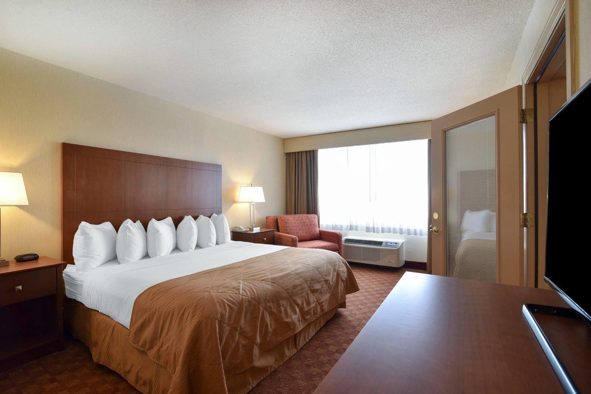 Hotel Clarion Airport 3*