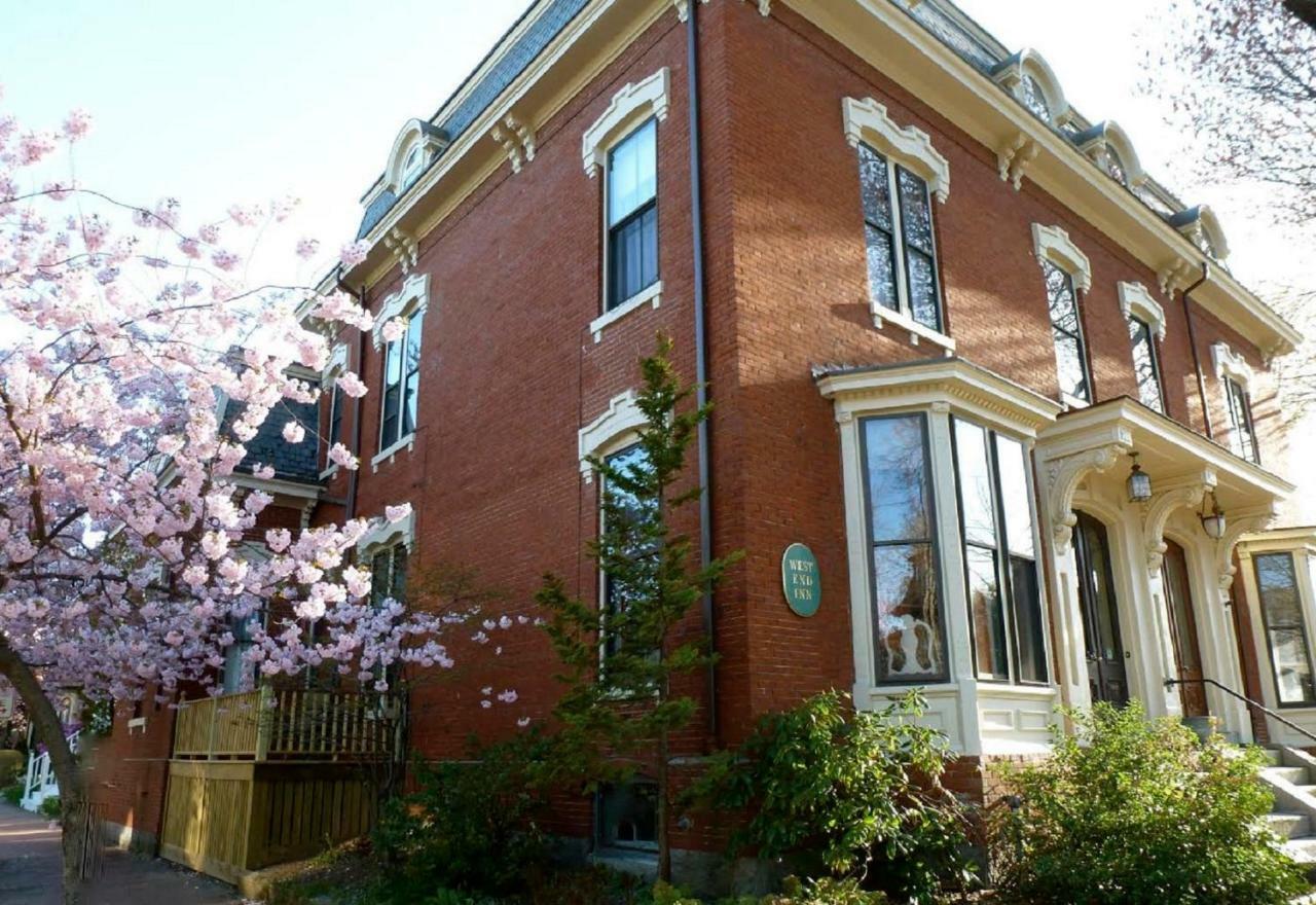 Bed & Breakfast West End 3*